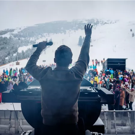 Ein DJ steht auf der großen Openairbühne im Hochzeiger Skigebiet auf 2.000 Meter Seehöhe.