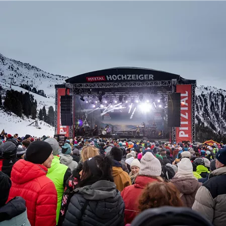 Große Openairbühne im Hochzeiger Skigebiet auf 2.000 Meter Seehöhe.