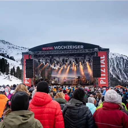 Große Openairbühne mitten im Hochzeiger Skigebiet auf 2.000 Meter Seehöhe.