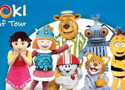 Eine bunte Gruppe von Maskottchen der Show "OKIDOKI". Sie laden zu einem Live-Event am 15. August 2025 ein.
