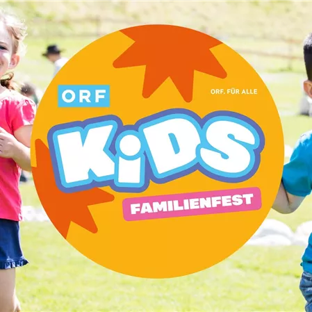 Kinder rennen fröhlich über eine grüne Wiese beim Familienfest. Im Vordergrund ist ein auffälliges Logo mit dem Text "ORF Kids Familienfest" zu sehen.